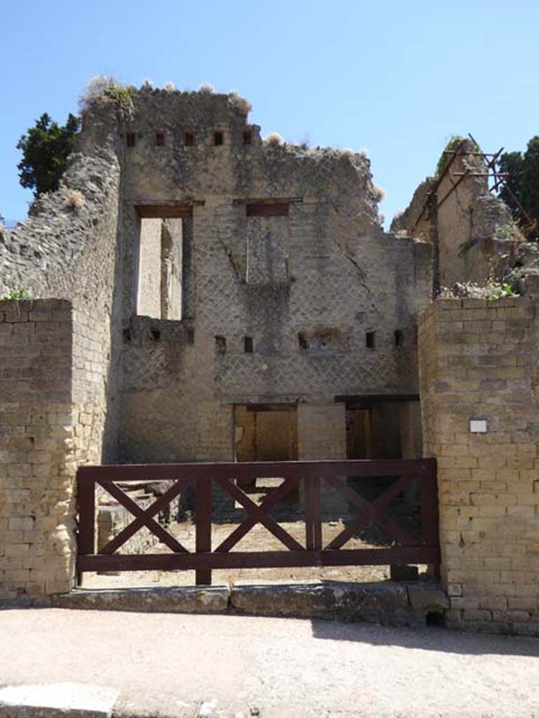 Ins.Or.II.18, Herculaneum, July 2015. Looking east to entrance doorway. Photo courtesy of Michael Binns.